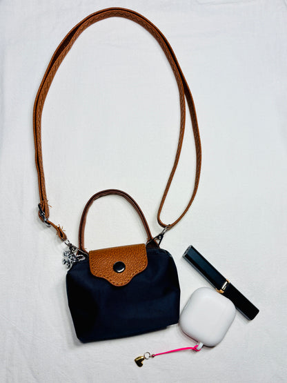 Mini Bag in schwarz braun mit Lippenstift und Airpods