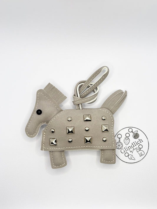 Taschenanhänger Pferd mit Nieten aus Kunstleder