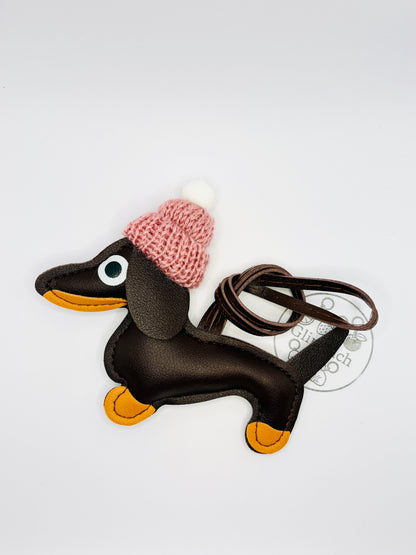 Winter Dackel Charm aus Kunstleder mit Mütze. Süßer Taschenanhänger für Winter & Weihnachten