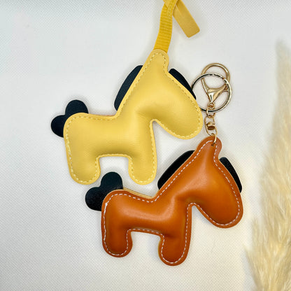 Pony Schlüsselanhänger Kunstleder. Verspielter Taschenanhänger mit Cartoon-Pferd