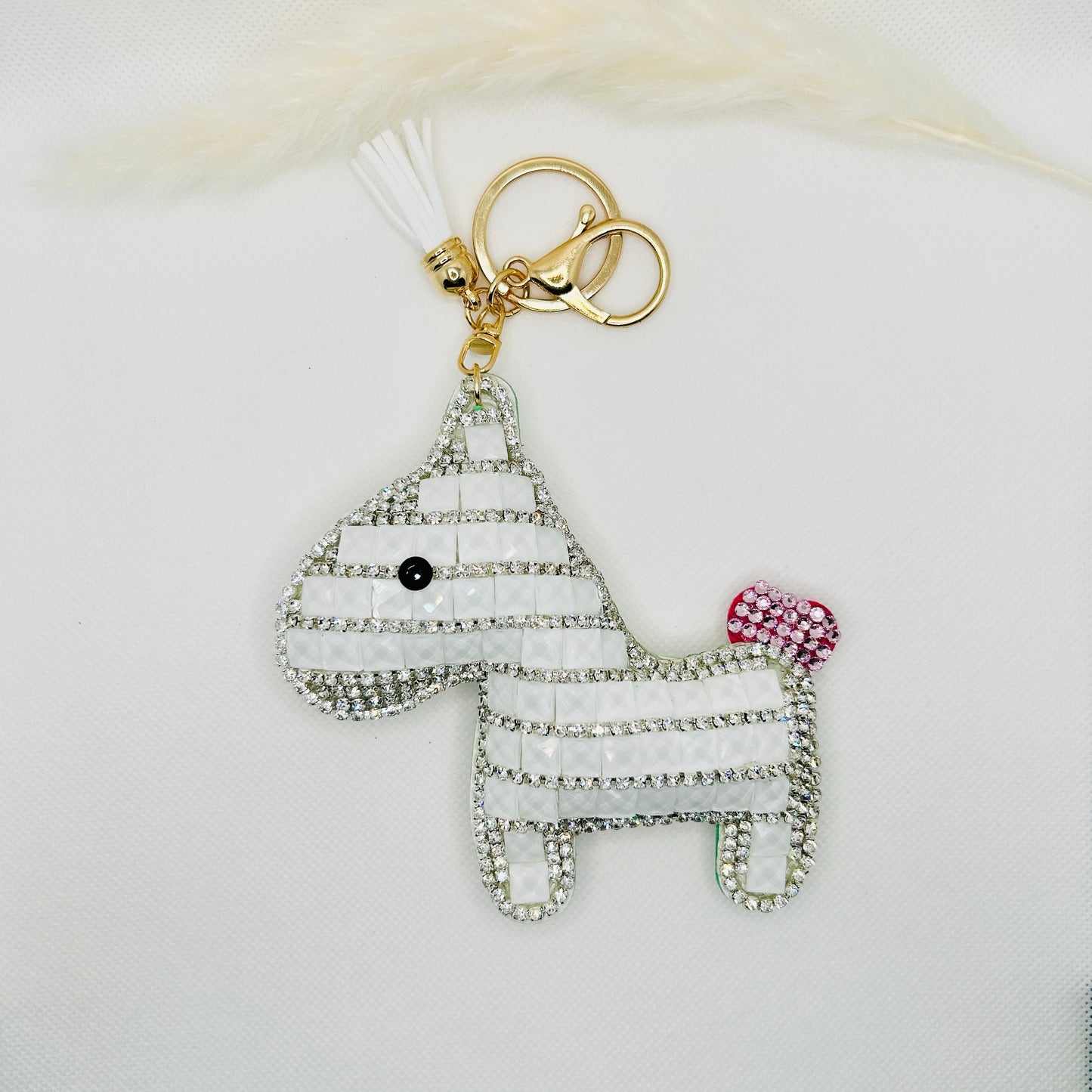 Porte-clés poney en strass. Breloque scintillante pour sac avec pompon et breloque.