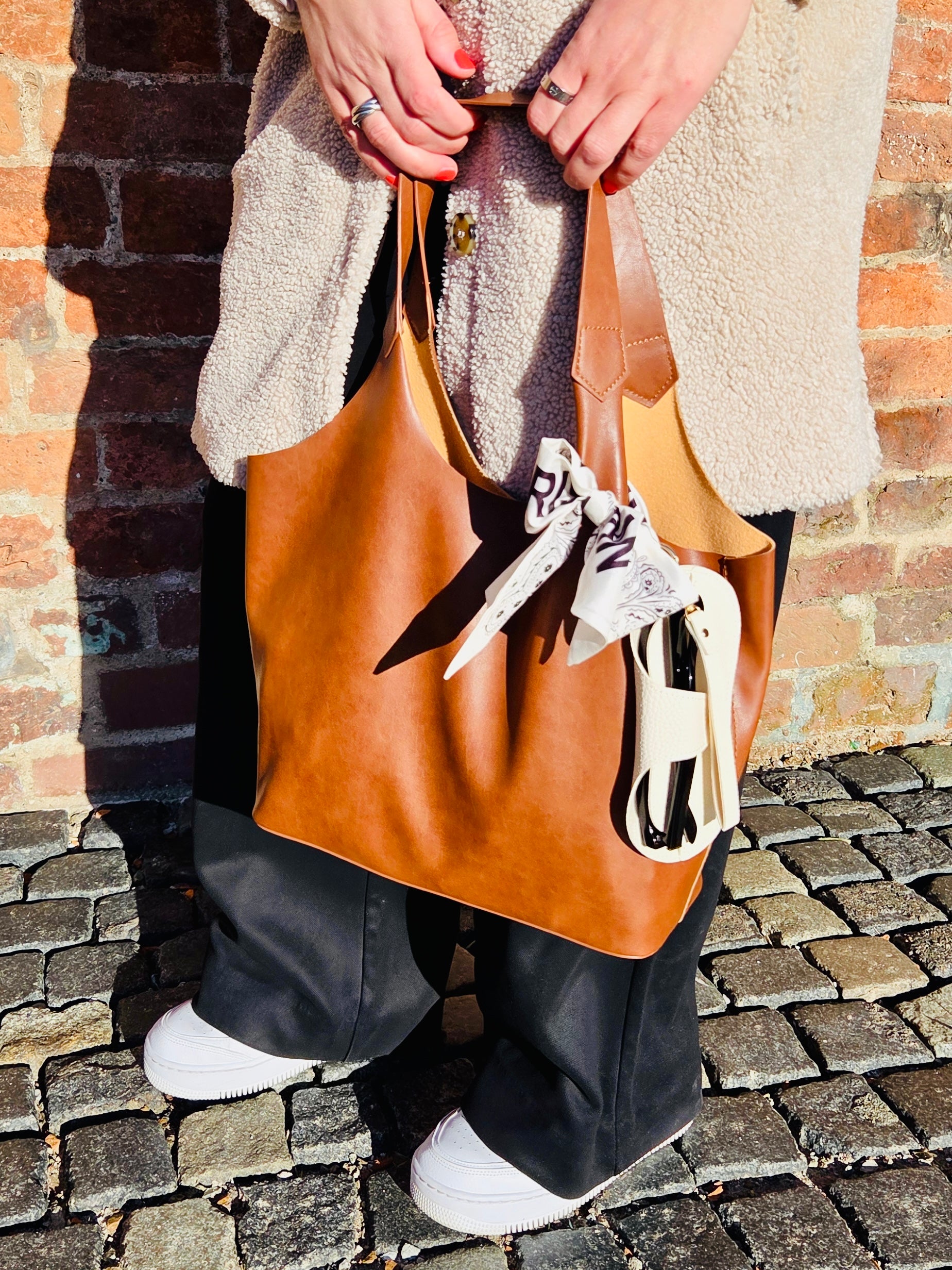 braune Tasche mit Brillenetui in beige 