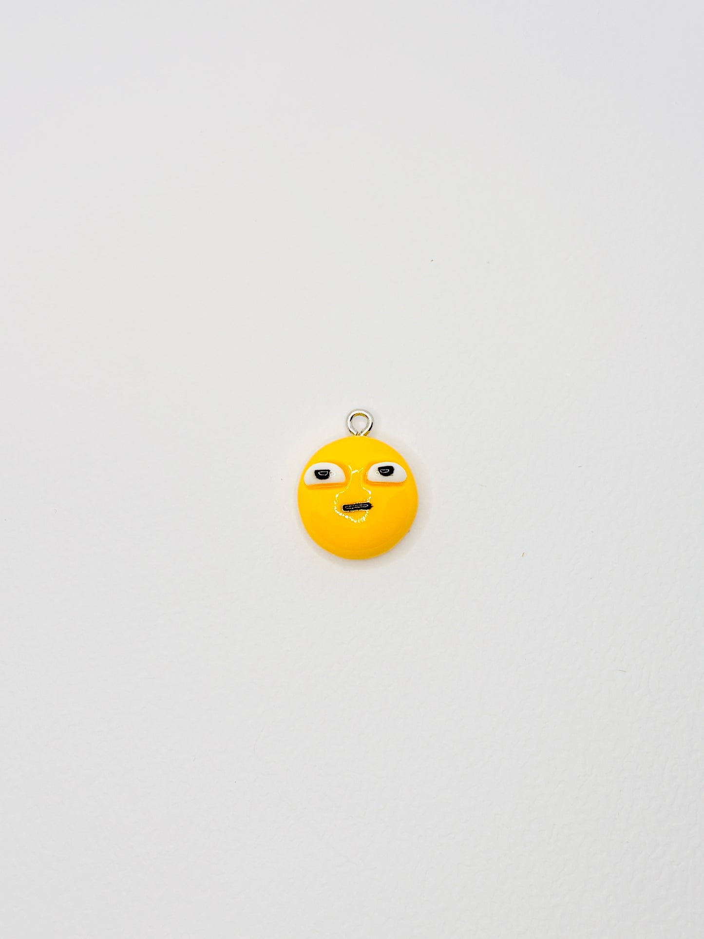 Emoji Mini Charm. Für alle, die ihr Handy mit einem Lächeln tragen wollen.