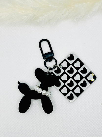 Schwarzer Hund Schlüsselanhänger mit Herz. Acryl-Charme für Tasche, Auto & Geschenkideen