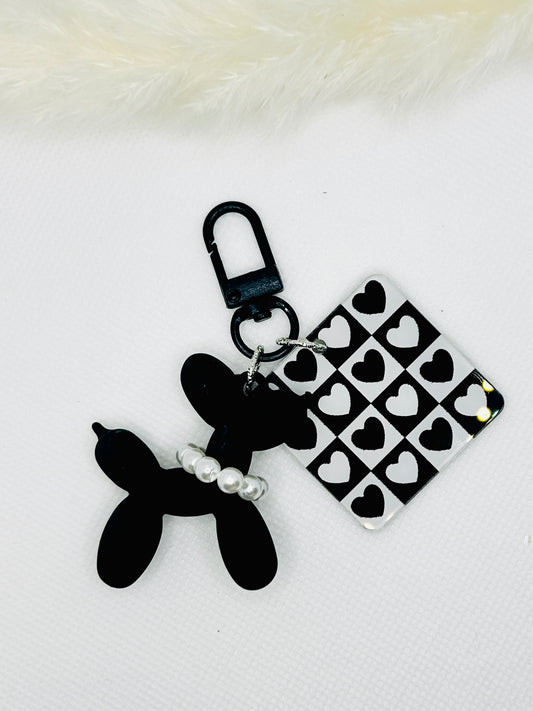 Schwarzer Hund Schlüsselanhänger mit Herz. Acryl-Charme für Tasche, Auto & Geschenkideen