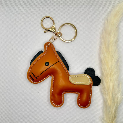 Pony Schlüsselanhänger Kunstleder. Verspielter Taschenanhänger mit Cartoon-Pferd
