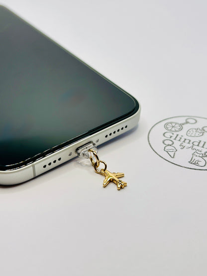 Flugzeug Charm aus vergoldeten Edelstahl. Minimalistisches Accessoire für Smartphone & Case.