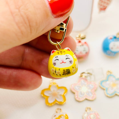 Handy Charm Glückskatze oder Glücksfisch. Japanisches Glücksbringer-Accessoire fürs Smartphone