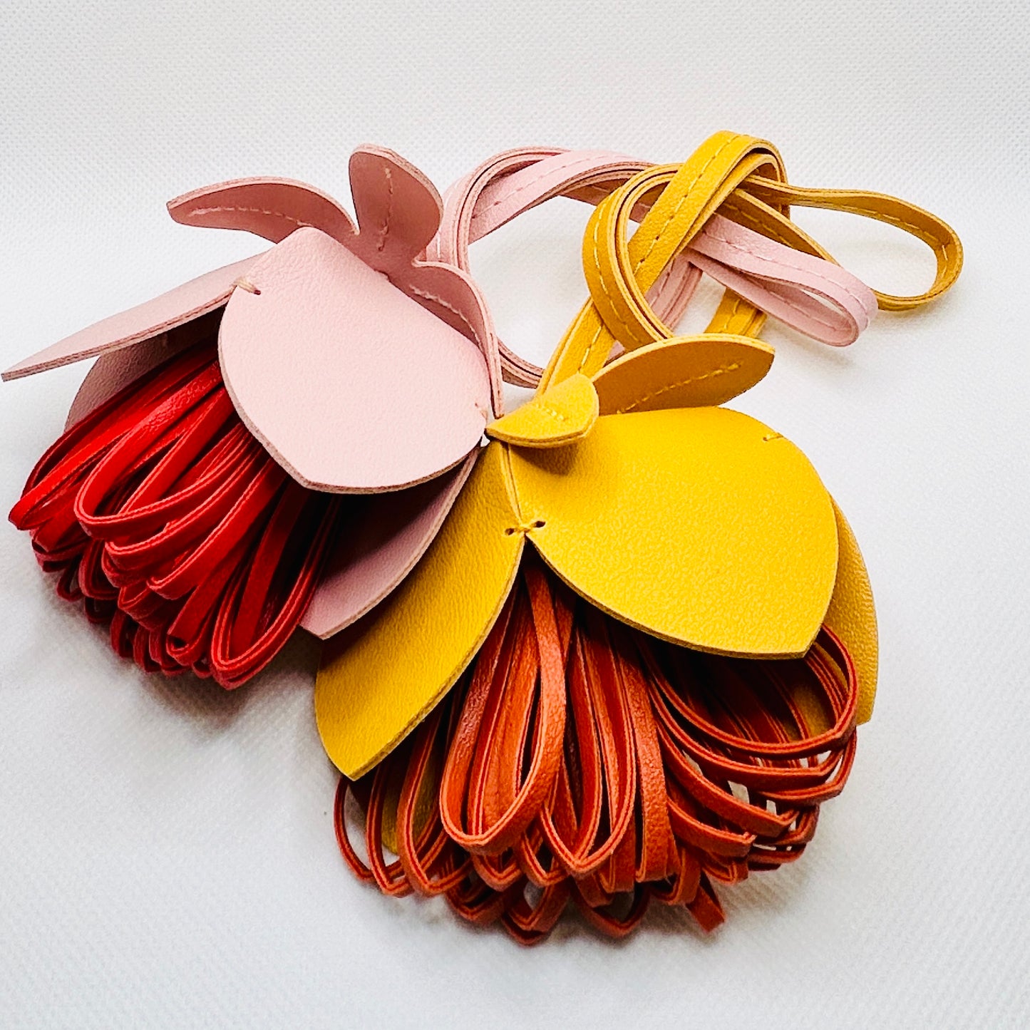 Blumenknospe Taschenanhänger Kunstleder. Florales Accessoire für Frühling & Geschenkideen