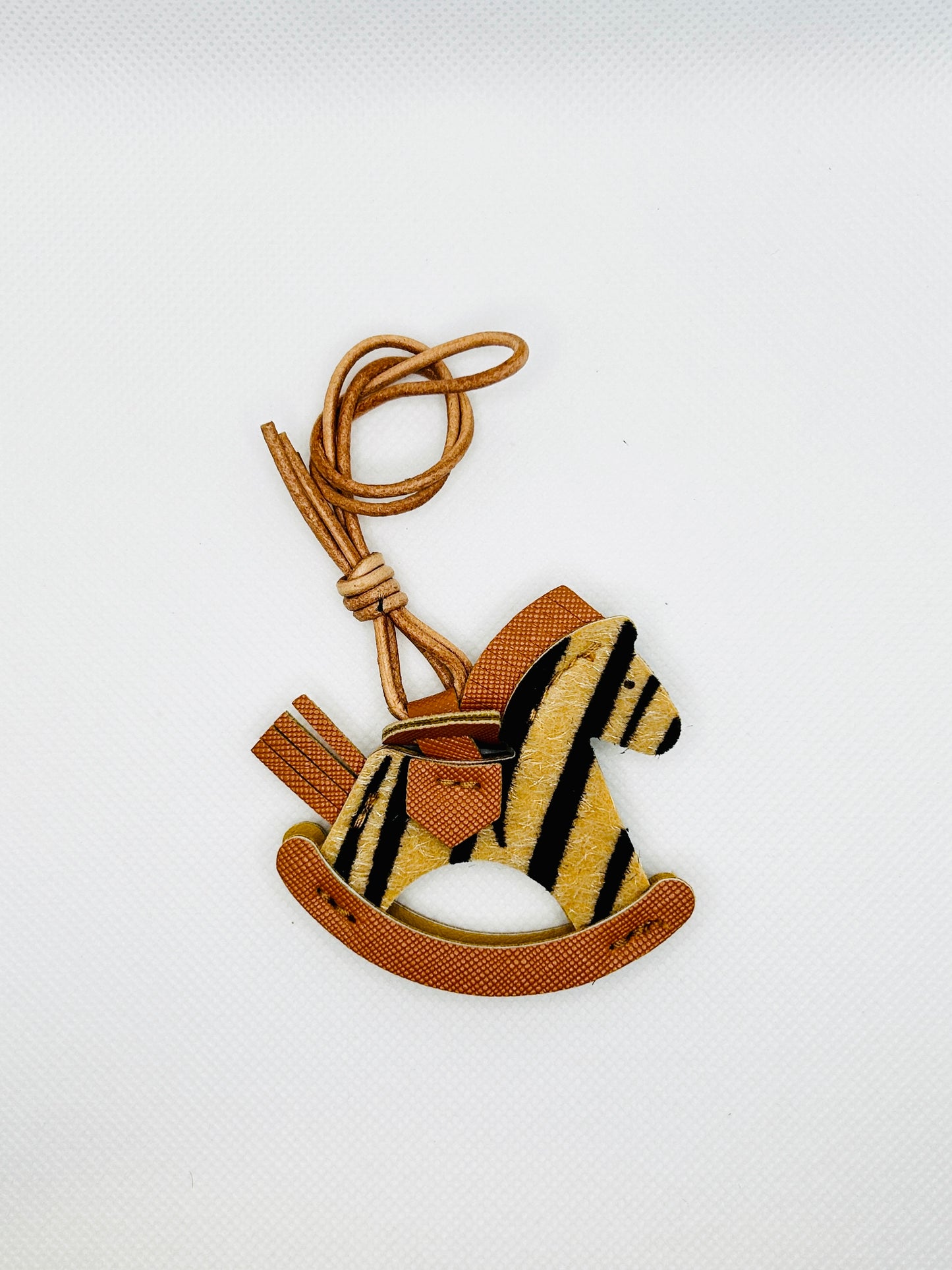 Schaukelpferd Taschenanhänger Kunstleder. Handgemachte Charms im klassischen Stil