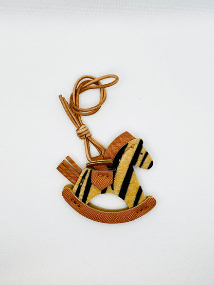 Schaukelpferd Taschenanhänger Kunstleder. Handgemachte Charms im klassischen Stil