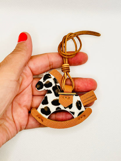 Schaukelpferd Taschenanhänger Kunstleder. Handgemachte Charms im klassischen Stil