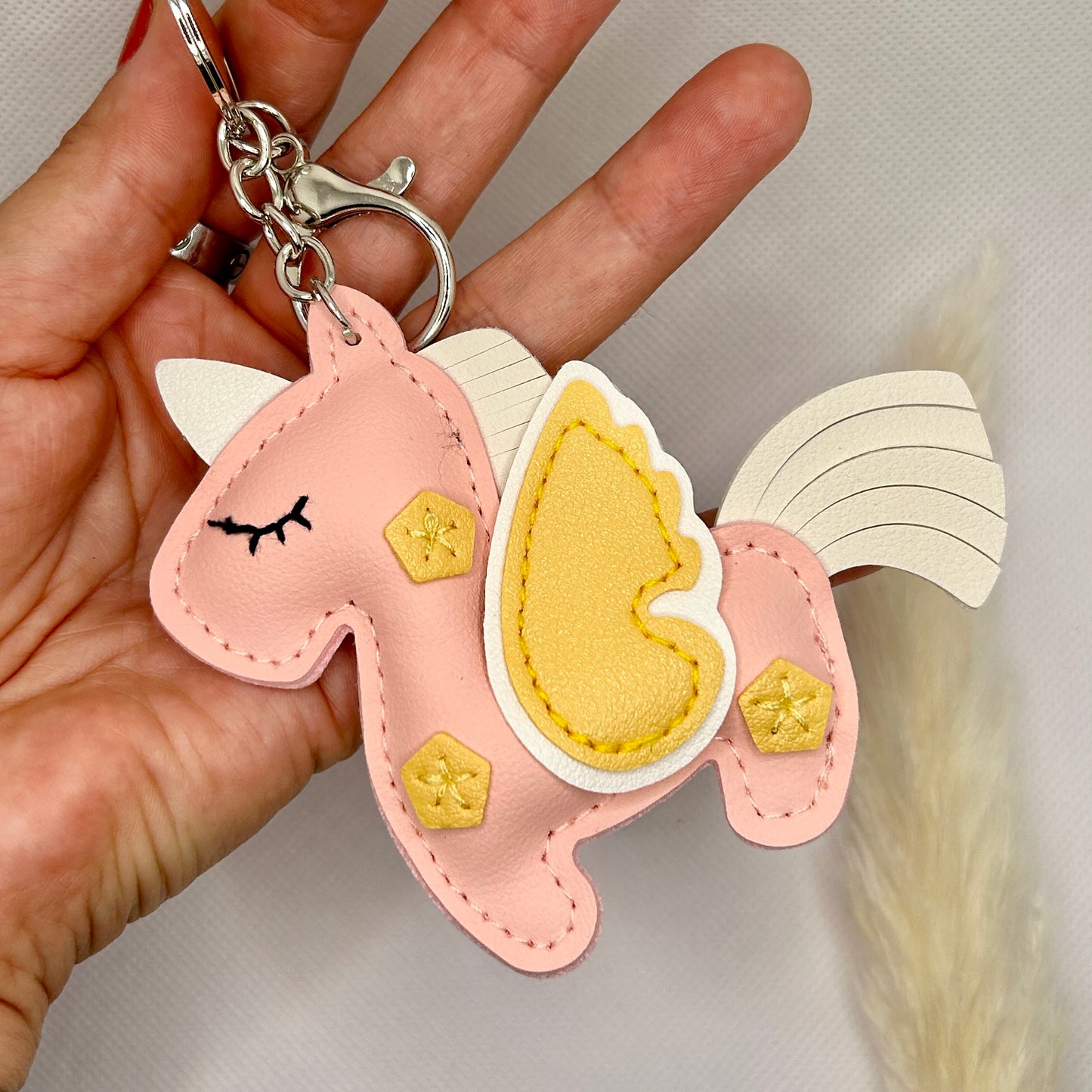 Einhorn Schlüsselanhänger Bunt. Märchenhaftes Accessoire mit Karabiner