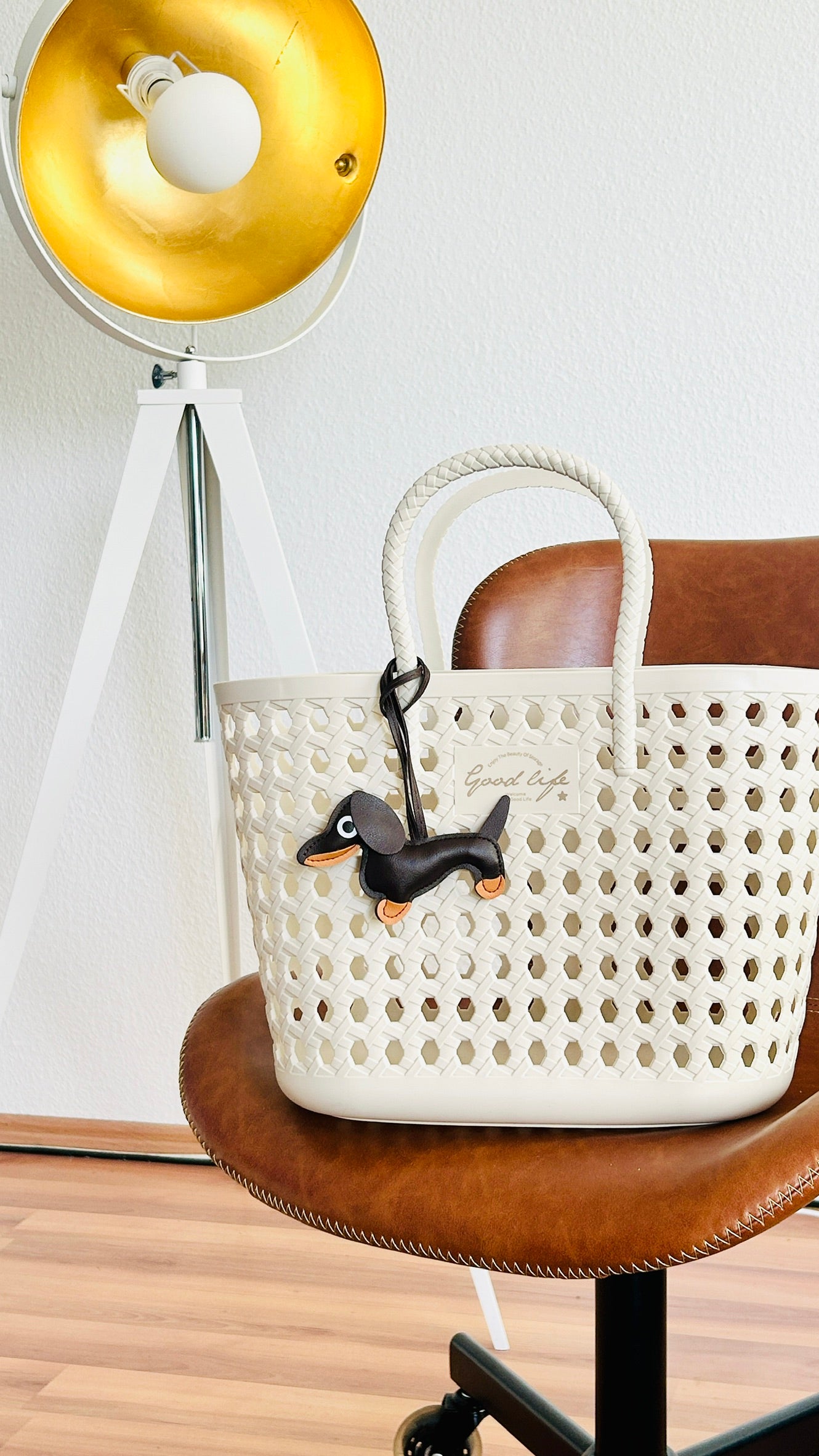 Dackel Taschenanhänger Kunstleder. Verspielter Hundecharm für Tasche, Schlüssel oder Auto