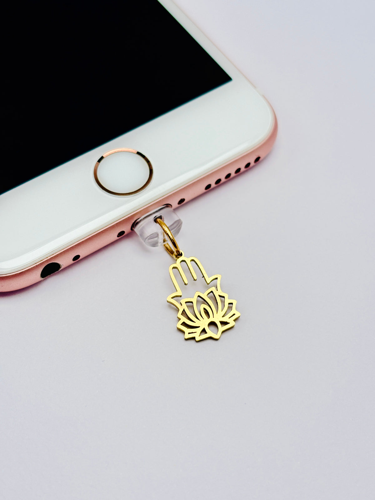 Hamsa Lotus Mini Charm. Für alle, die an kleine Schutzsymbole glauben.