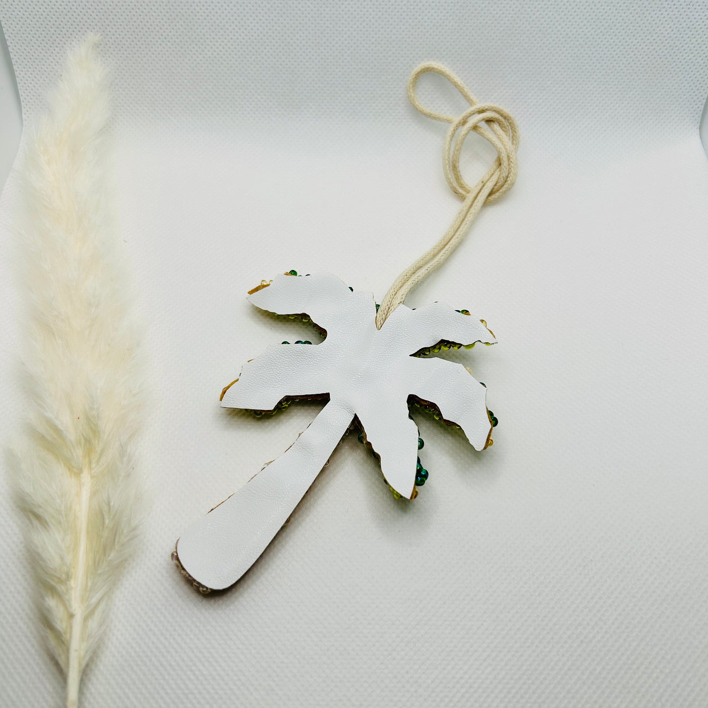Palme Taschenanhänger Sommer. Tropisches Accessoire mit Perlen & Kunstleder