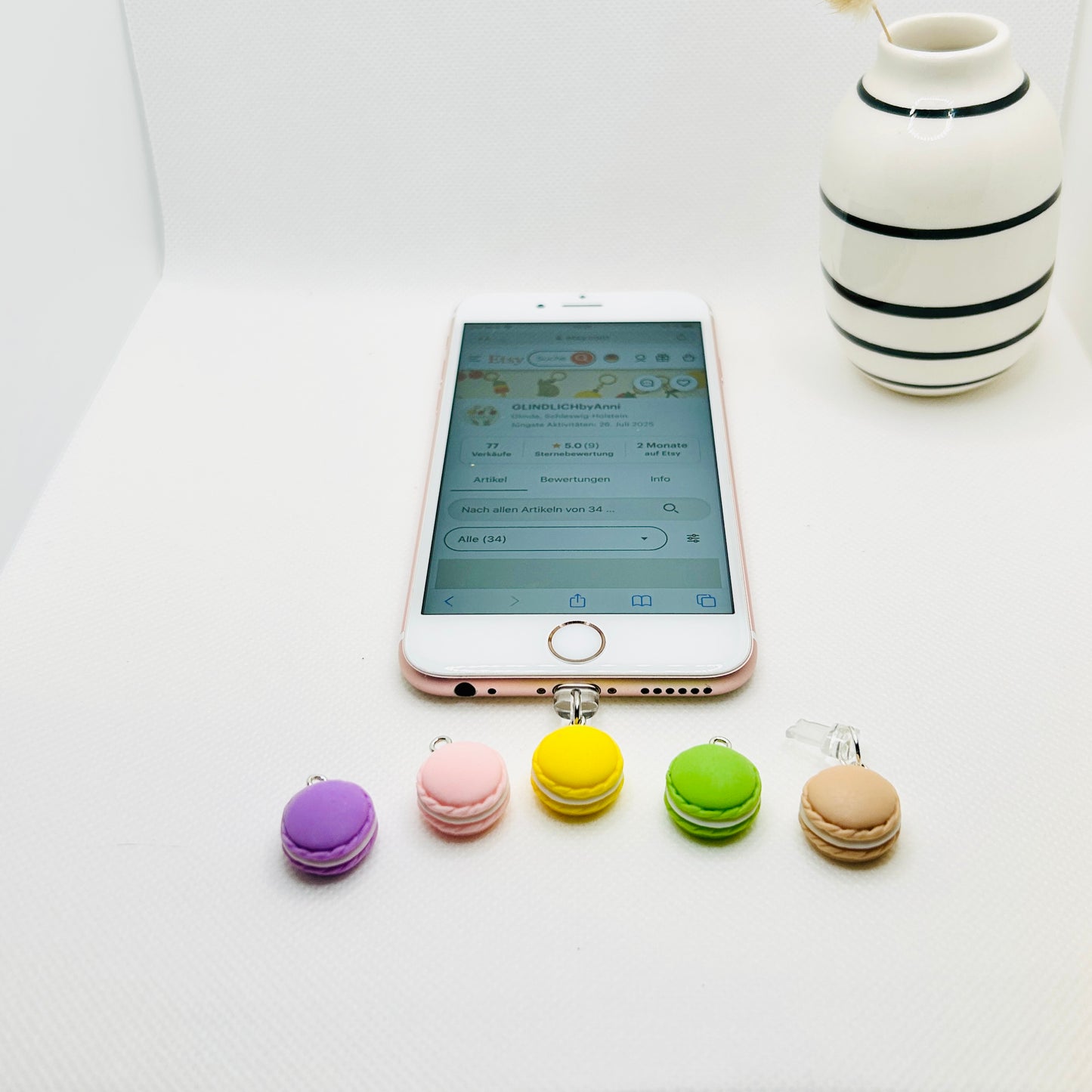 Macaron Handy Charm Bunt. Süßer Smartphone-Anhänger in Pastellfarben