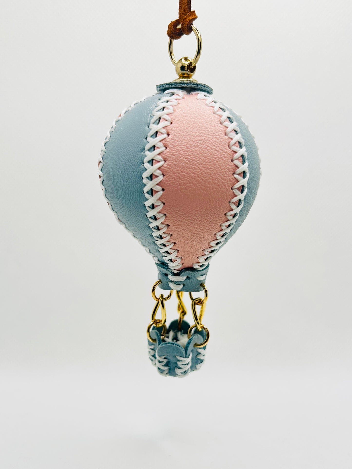 Heißluftballon Schlüsselanhänger. Kunstleder Ballon-Charme für Taschen & Schlüssel. Verspielter Deko-Anhänger Geschenkidee