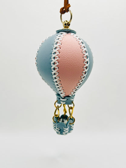 Heißluftballon Schlüsselanhänger. Kunstleder Ballon-Charme für Taschen & Schlüssel. Verspielter Deko-Anhänger Geschenkidee