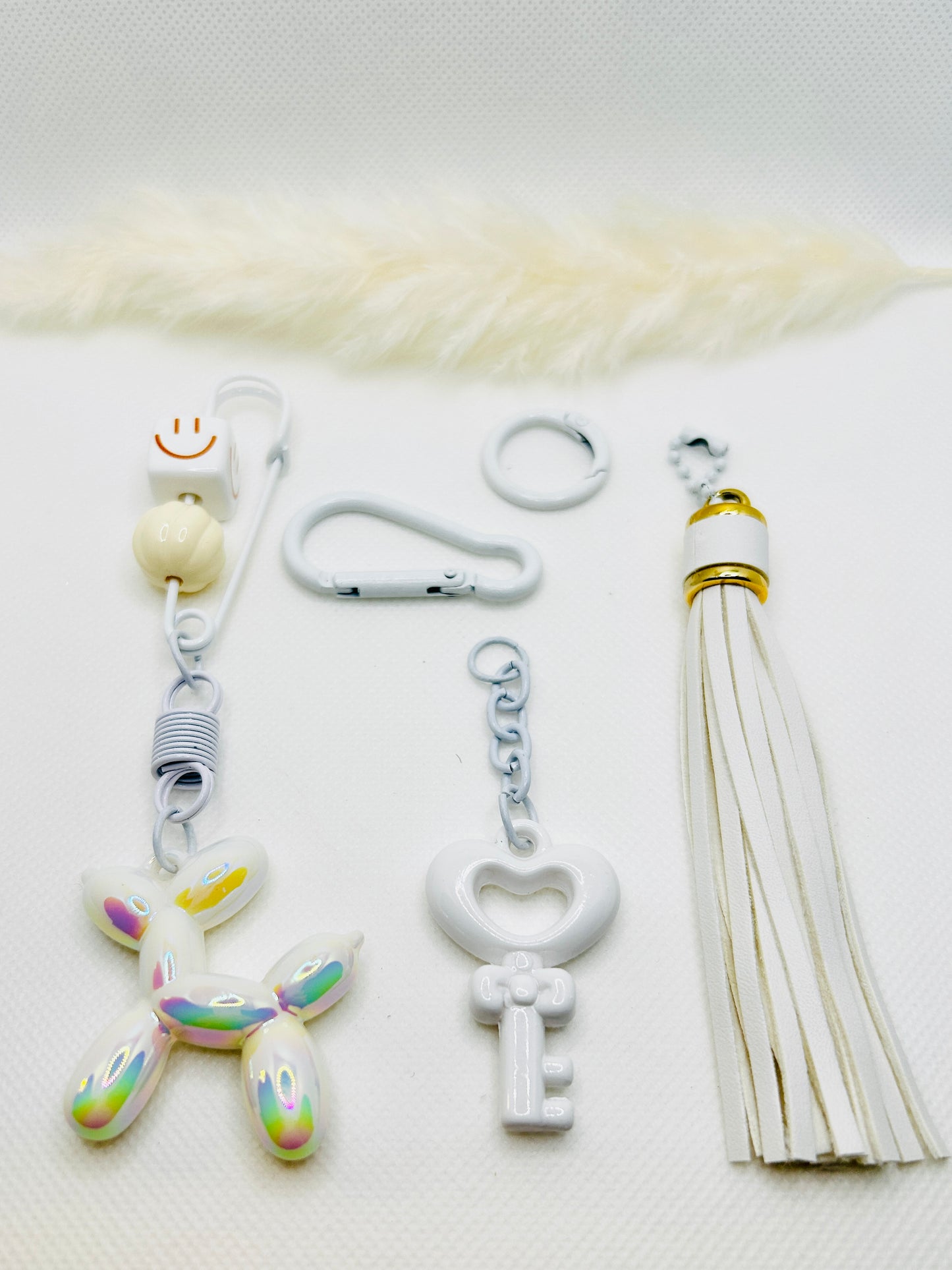 Ballonhund Schlüsselanhänger mit Tassel. Bunter Mini-Charm für Tasche, Schlüssel & Geschenkideen