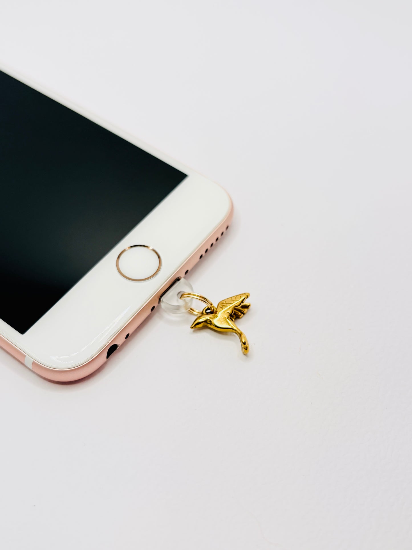 Vogel Mini Charm von GLINDLICHbyAnni, goldfarbener Handy-Charm mit Kolibri-Motiv aus Edelstahl