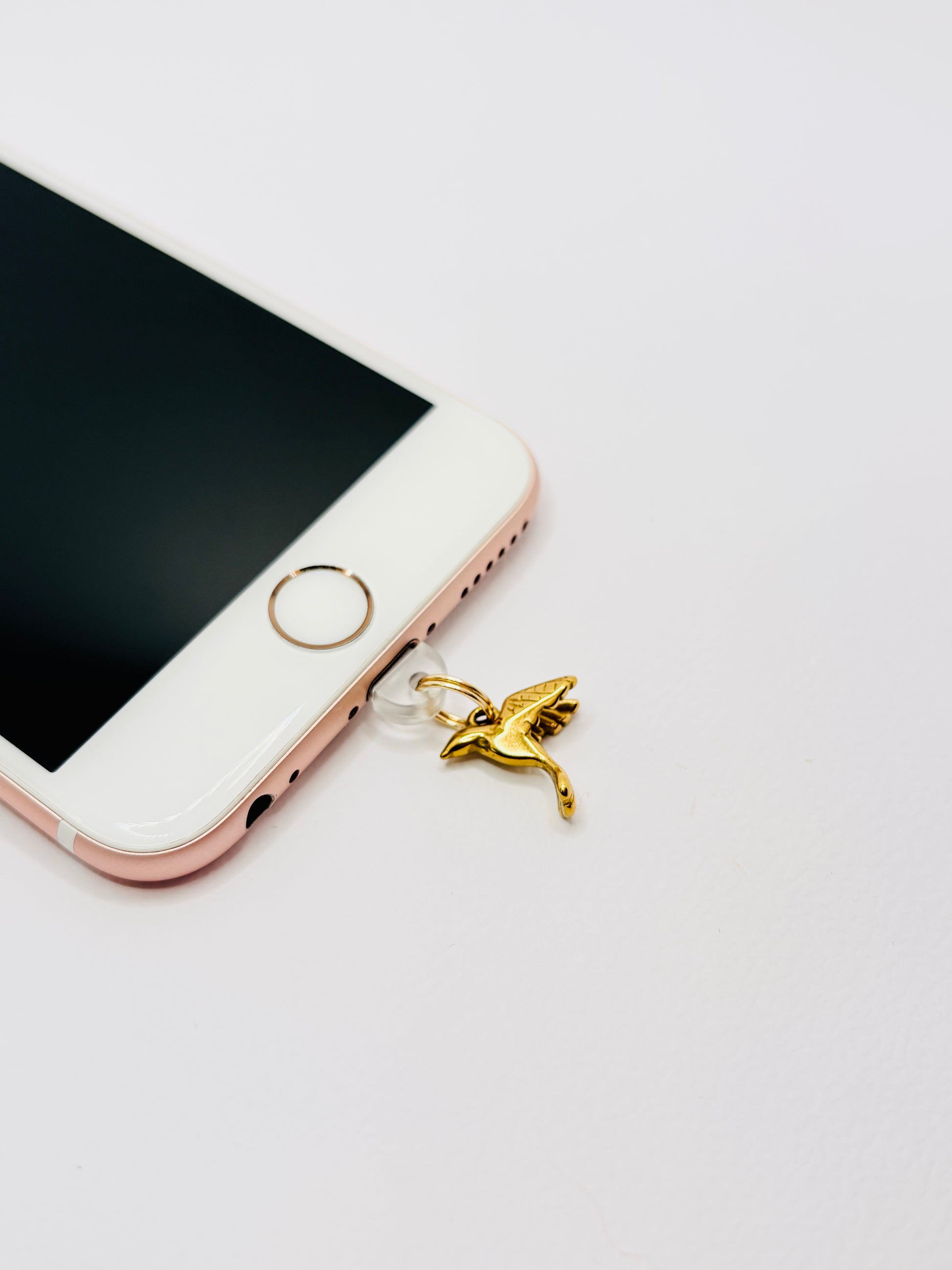 Vogel Mini Charm von GLINDLICHbyAnni, goldfarbener Handy-Charm mit Kolibri-Motiv aus Edelstahl