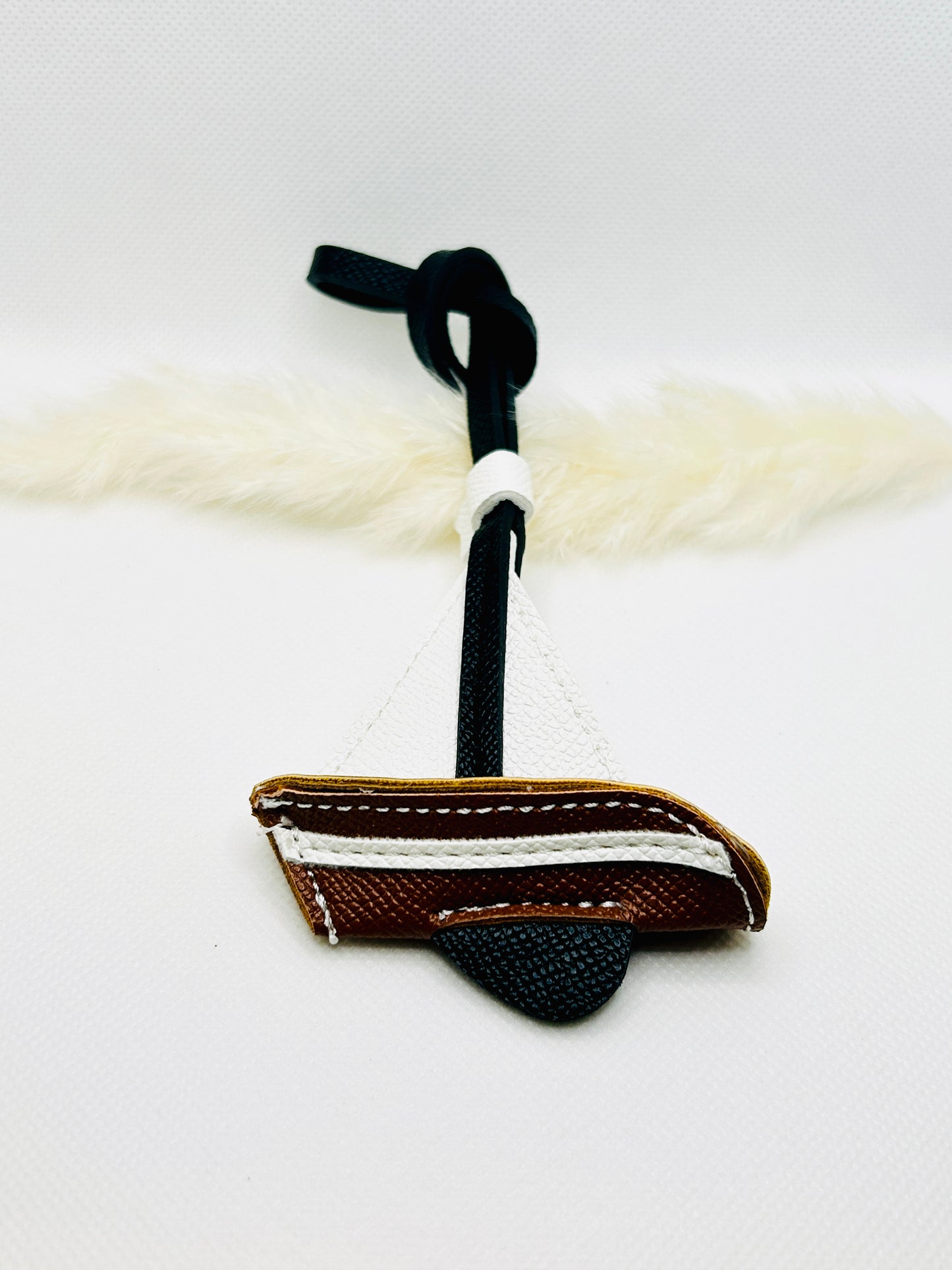 Vintage Segelschiff Anhänger. Nostalgie trifft maritimen Charme. Taschenanhänger