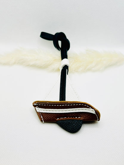 Vintage Segelschiff Anhänger. Nostalgie trifft maritimen Charme. Taschenanhänger
