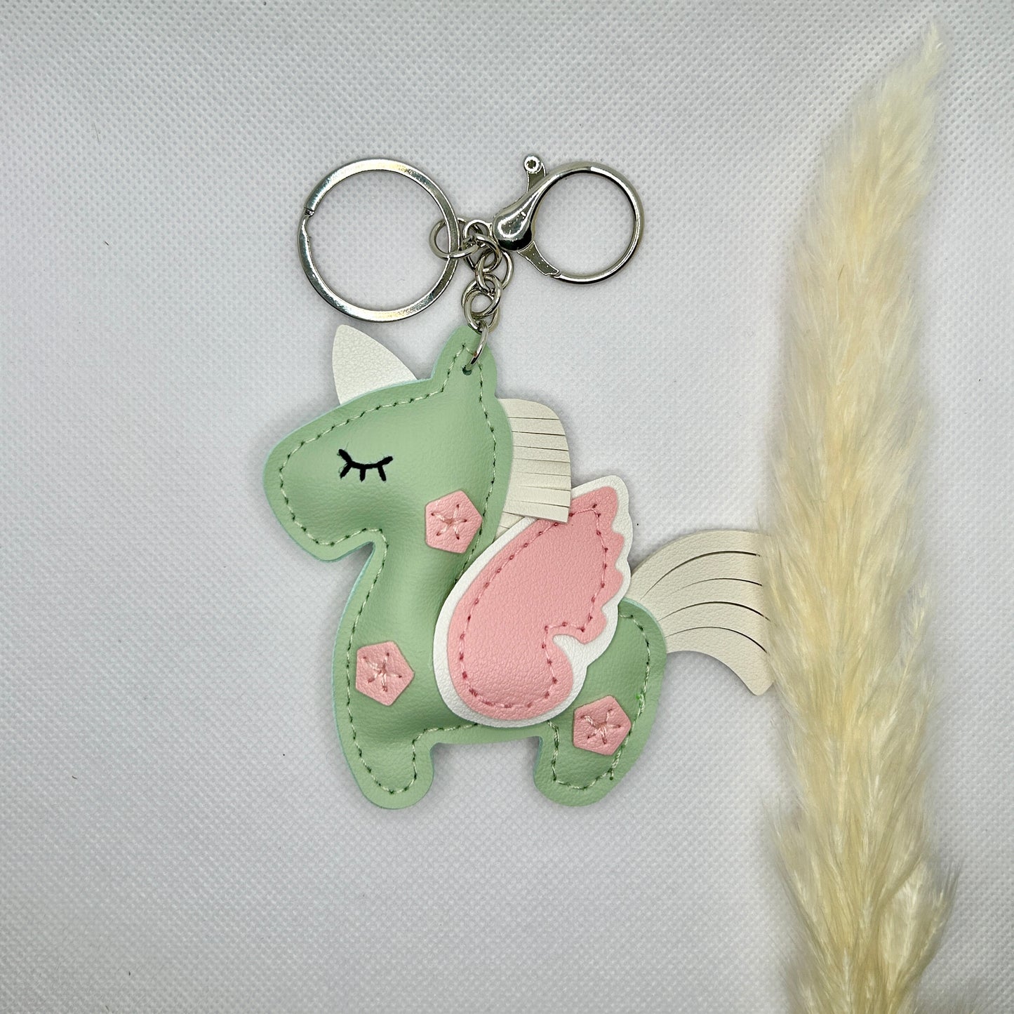 Einhorn Schlüsselanhänger Bunt. Märchenhaftes Accessoire mit Karabiner