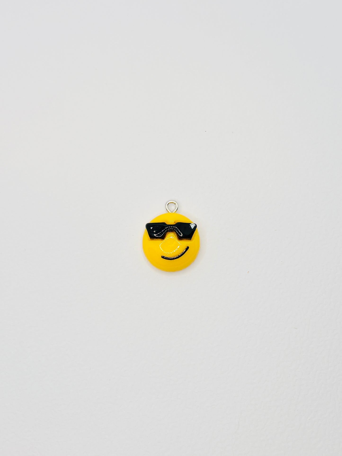 Emoji Mini Charm. Für alle, die ihr Handy mit einem Lächeln tragen wollen.