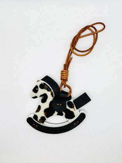 Schaukelpferd Taschenanhänger Kunstleder. Handgemachte Charms im klassischen Stil