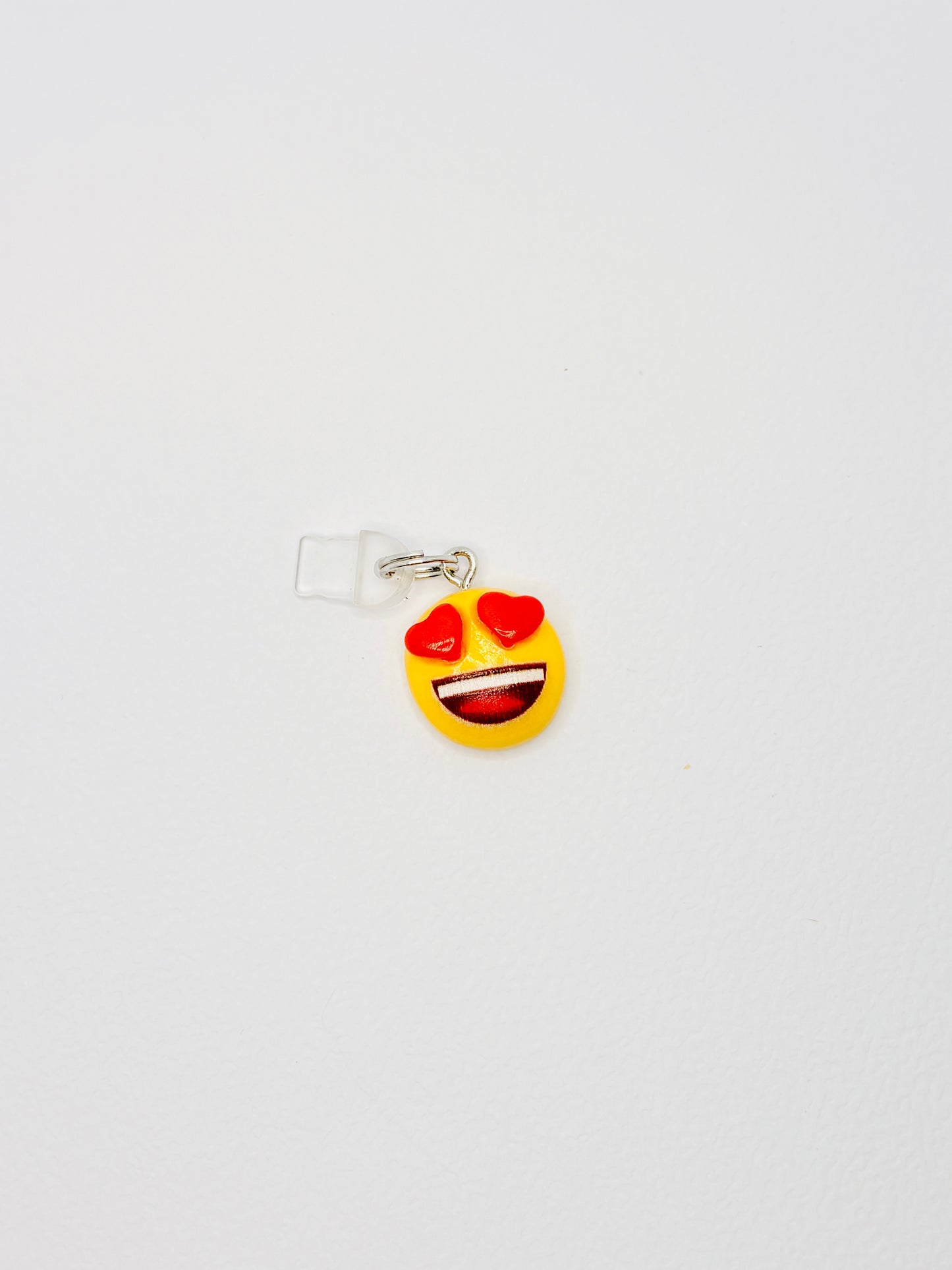 Emoji Mini Charm. Für alle, die ihr Handy mit einem Lächeln tragen wollen.