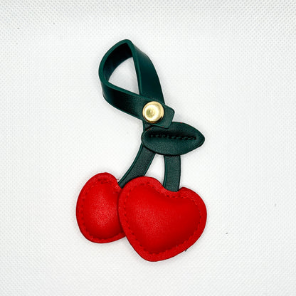 Kirschen Taschenanhänger Kunstleder. Sommerliches Accessoire für Tasche & Schlüssel