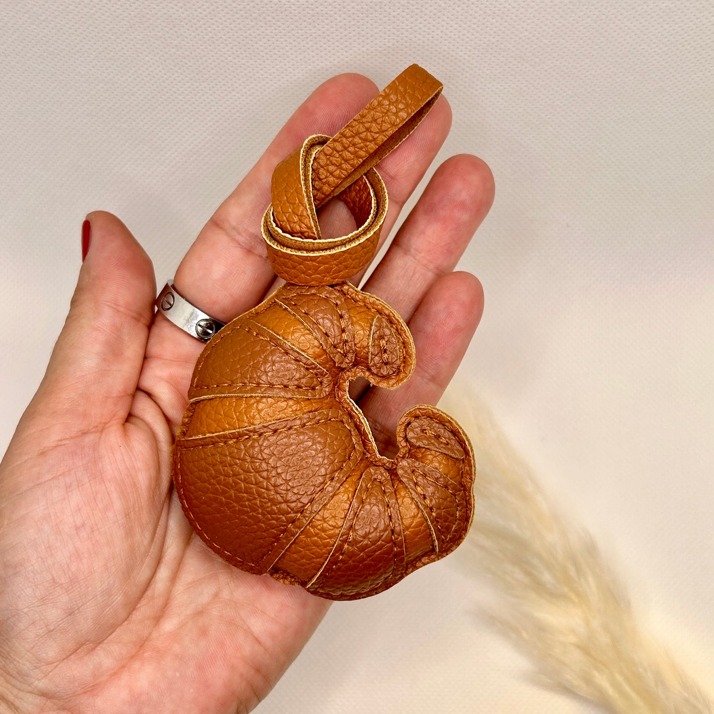 Croissant Taschenanhänger. Stylisches Accessoire mit französischem Flair