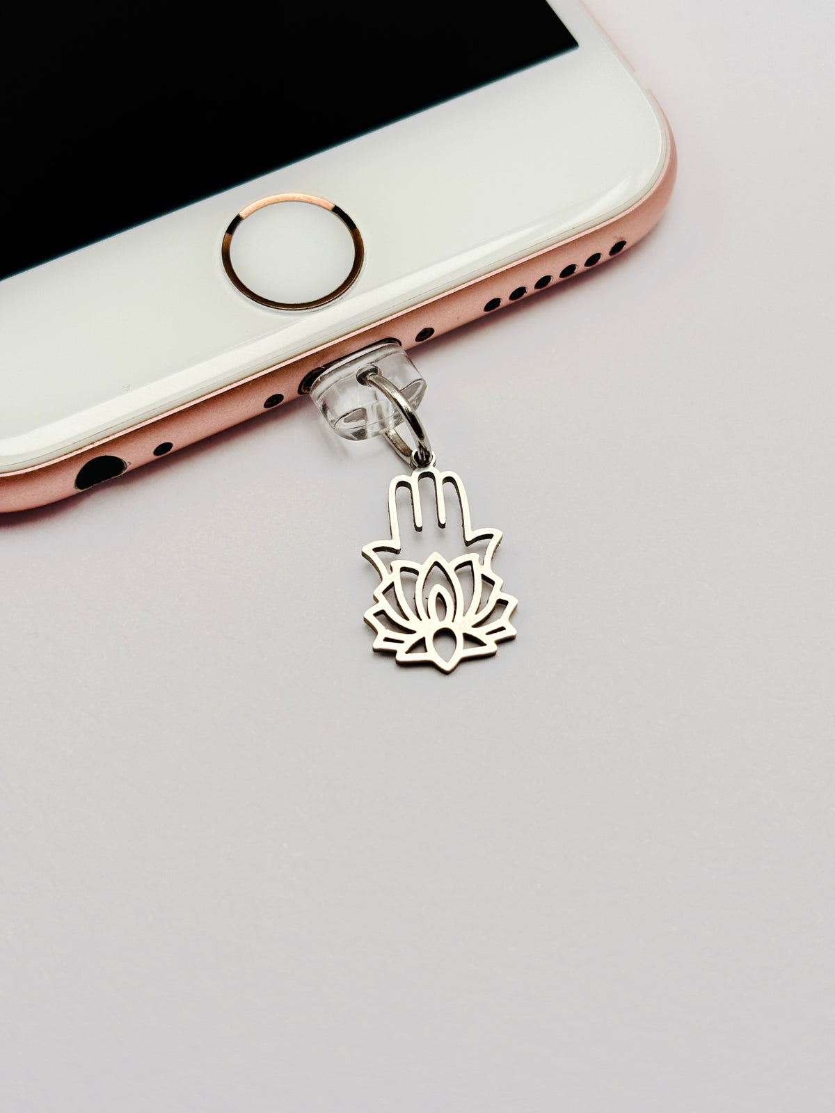 Hamsa Lotus Mini Charm. Für alle, die an kleine Schutzsymbole glauben.