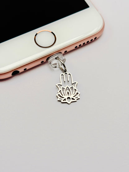 Hamsa Lotus Mini Charm. Für alle, die an kleine Schutzsymbole glauben.