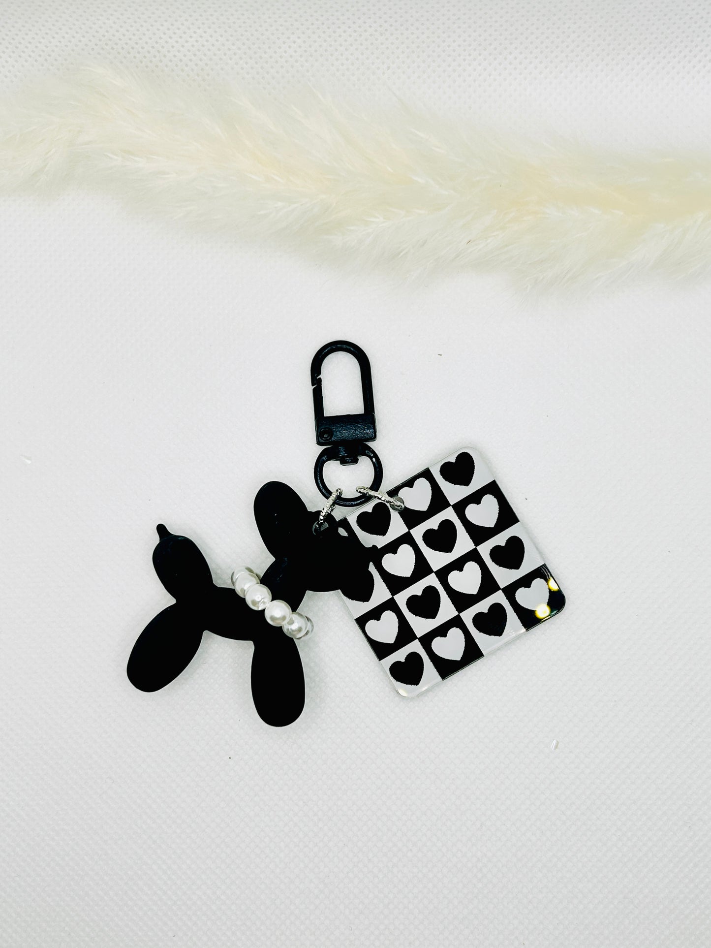 Schwarzer Hund Schlüsselanhänger mit Herz. Acryl-Charme für Tasche, Auto & Geschenkideen