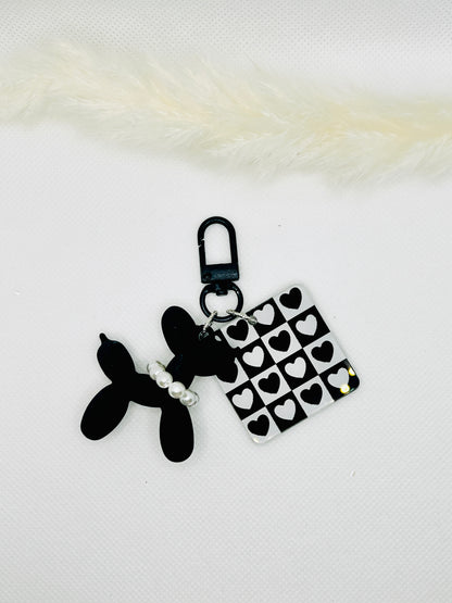 Schwarzer Hund Schlüsselanhänger mit Herz. Acryl-Charme für Tasche, Auto & Geschenkideen