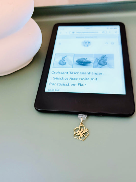 Hibiskus Charm aus Edelstahl. Minimalistisches Accessoire für Smartphone & Case.