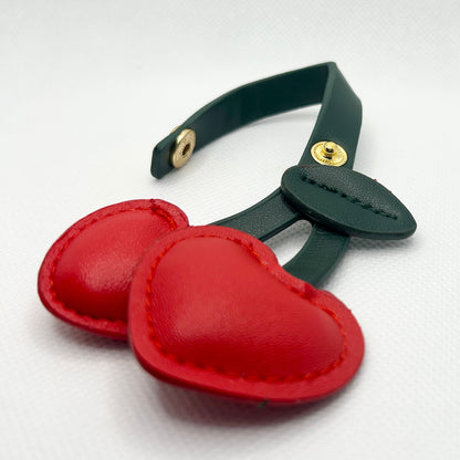 Kirschen Taschenanhänger Kunstleder. Sommerliches Accessoire für Tasche & Schlüssel