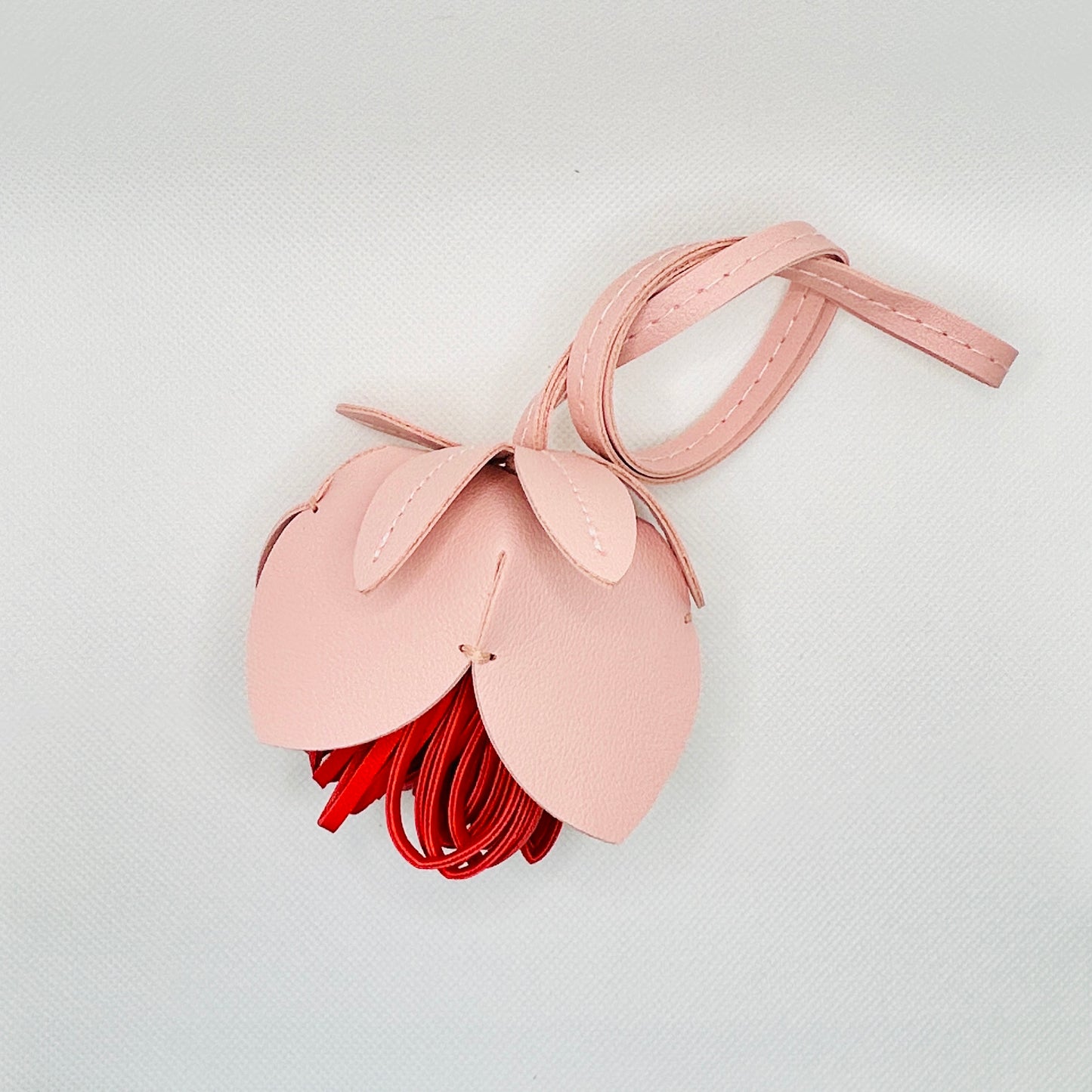 Blumenknospe Taschenanhänger Kunstleder. Florales Accessoire für Frühling & Geschenkideen