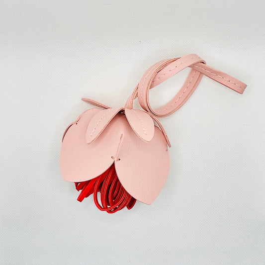 Blumenknospe Taschenanhänger Kunstleder. Florales Accessoire für Frühling & Geschenkideen