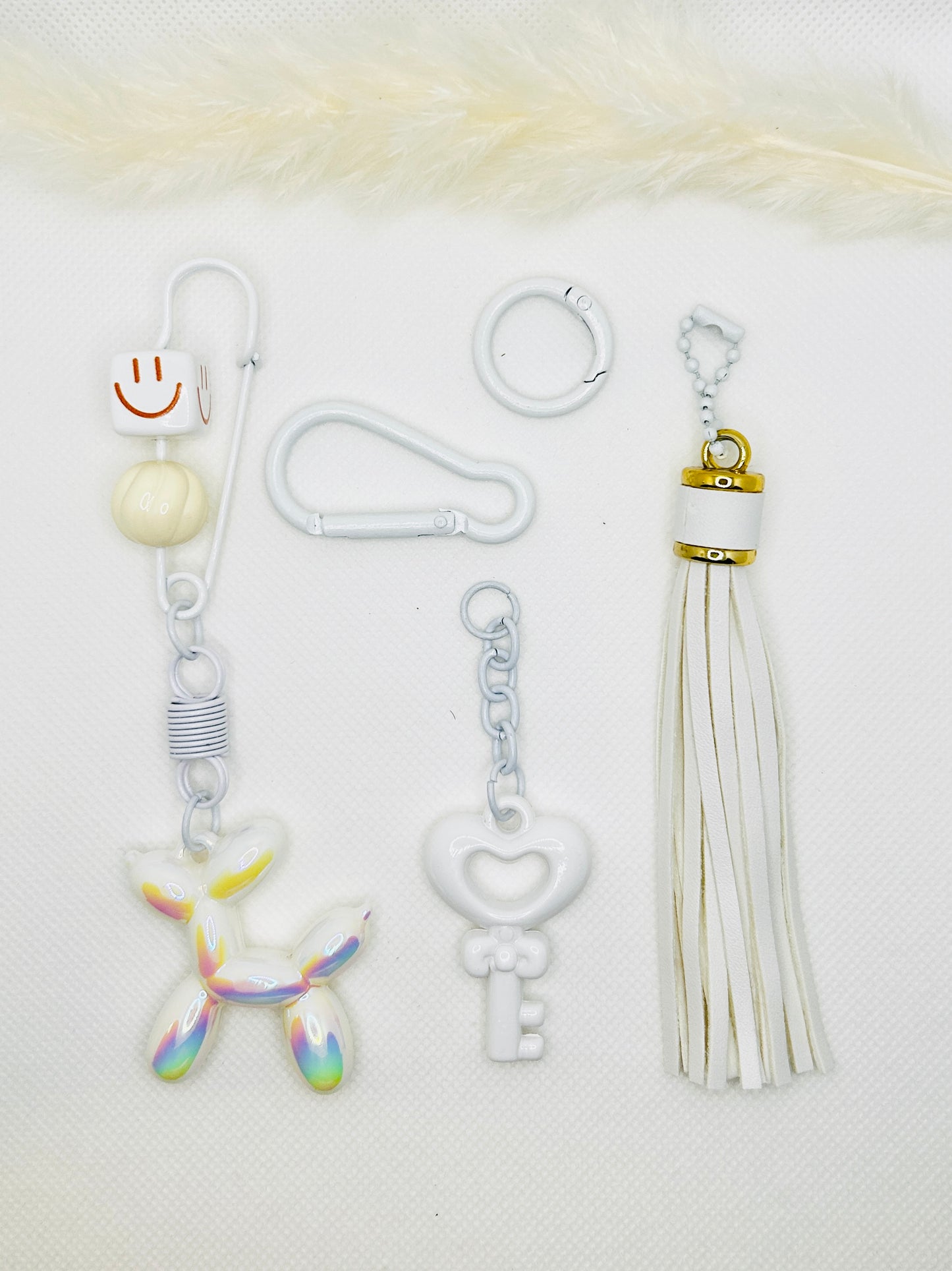 Ballonhund Schlüsselanhänger mit Tassel. Bunter Mini-Charm für Tasche, Schlüssel & Geschenkideen