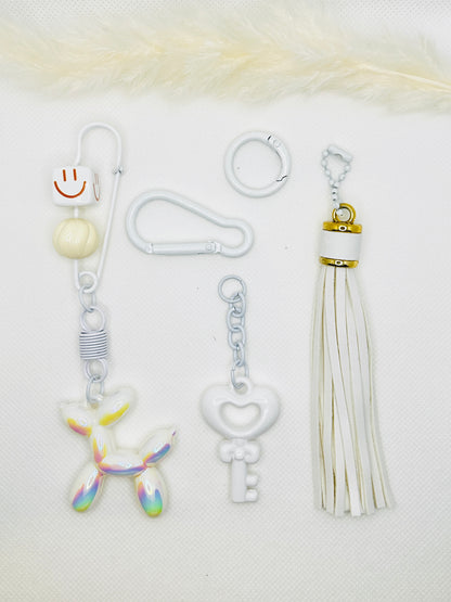 Ballonhund Schlüsselanhänger mit Tassel. Bunter Mini-Charm für Tasche, Schlüssel & Geschenkideen