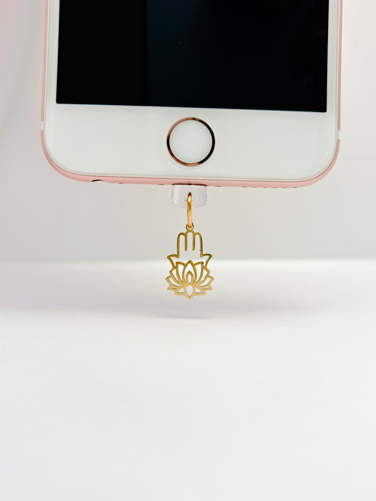 Hamsa Lotus Mini Charm. Für alle, die an kleine Schutzsymbole glauben.