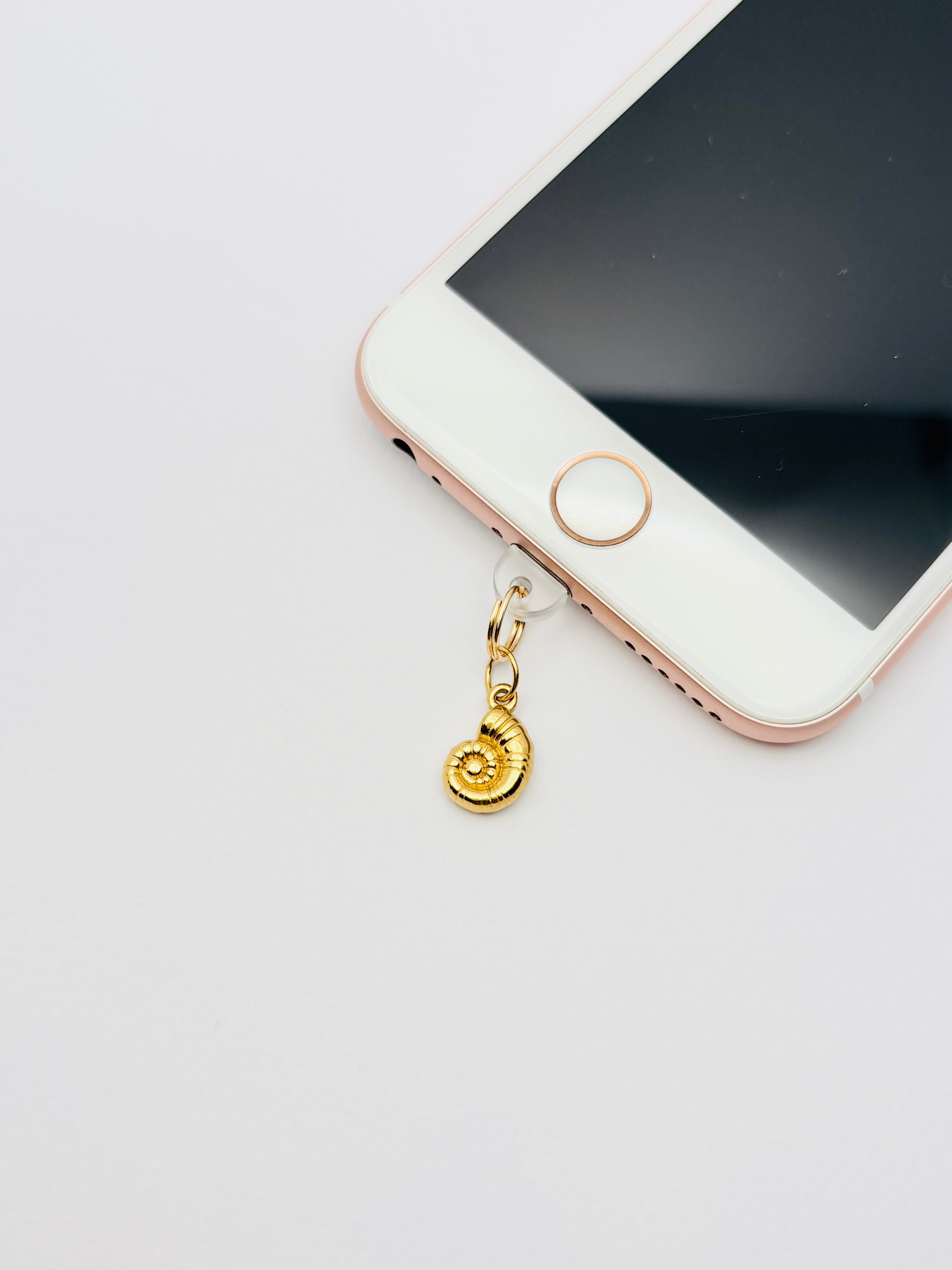 Schnecke Mini Charm von GLINDLICHbyAnni, goldfarbener Handy-Charm mit Schneckenhaus-Motiv