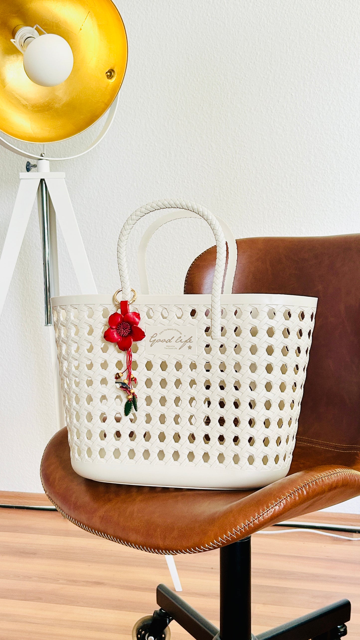 Boho Blumen Schlüsselanhänger Rot. Taschenanhänger mit Blättern & Perlen im Naturstil