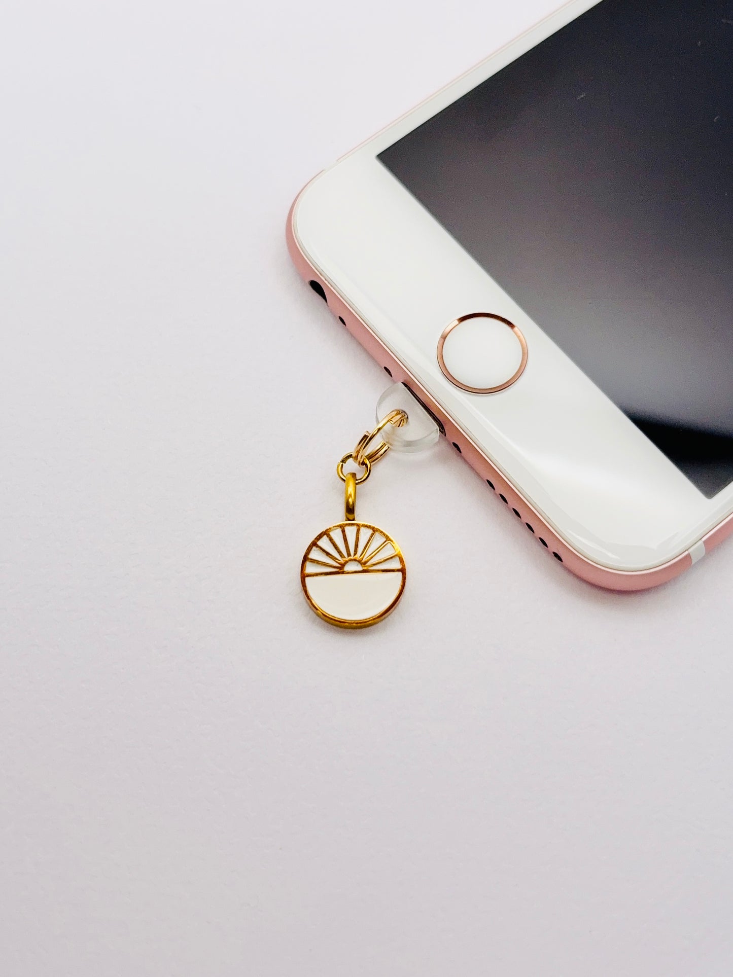 Sonnenaufgang Mini Charm von GLINDLICHbyAnni, vergoldeter Handy-Charm mit Sonnenaufgangs-Motiv