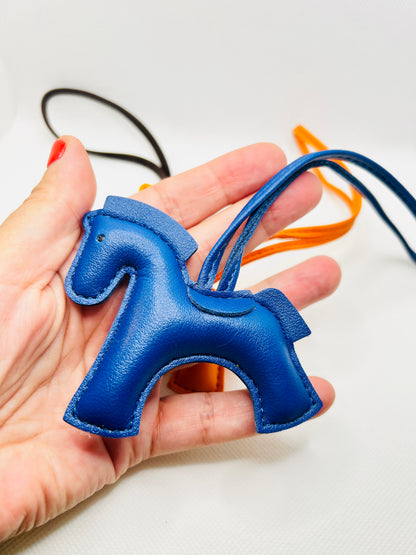 Pferd Taschenanhänger Kunstleder. Reitcharm mit Silhouetten-Design & Riemen