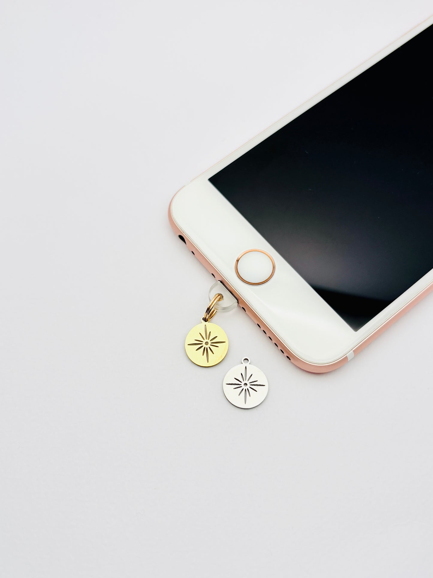 Strahlenstern Mini Charm von GLINDLICHbyAnni, Handy-Charm mit strahlendem Stern-Motiv in Gold oder Silber